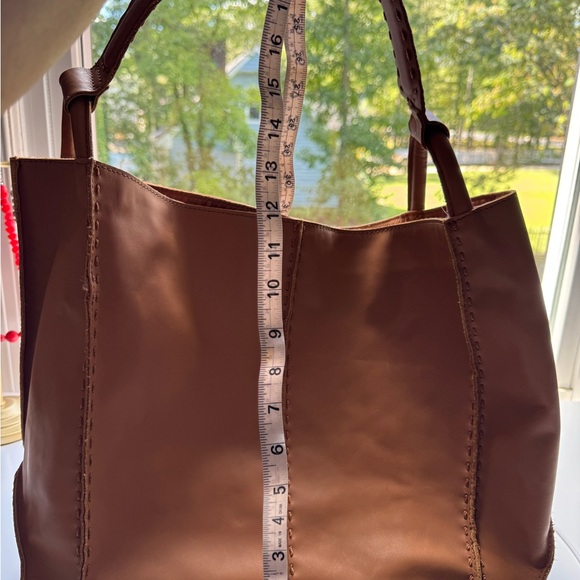 Chic Brown Leather Shoulder Bag - Picture 2 of 4